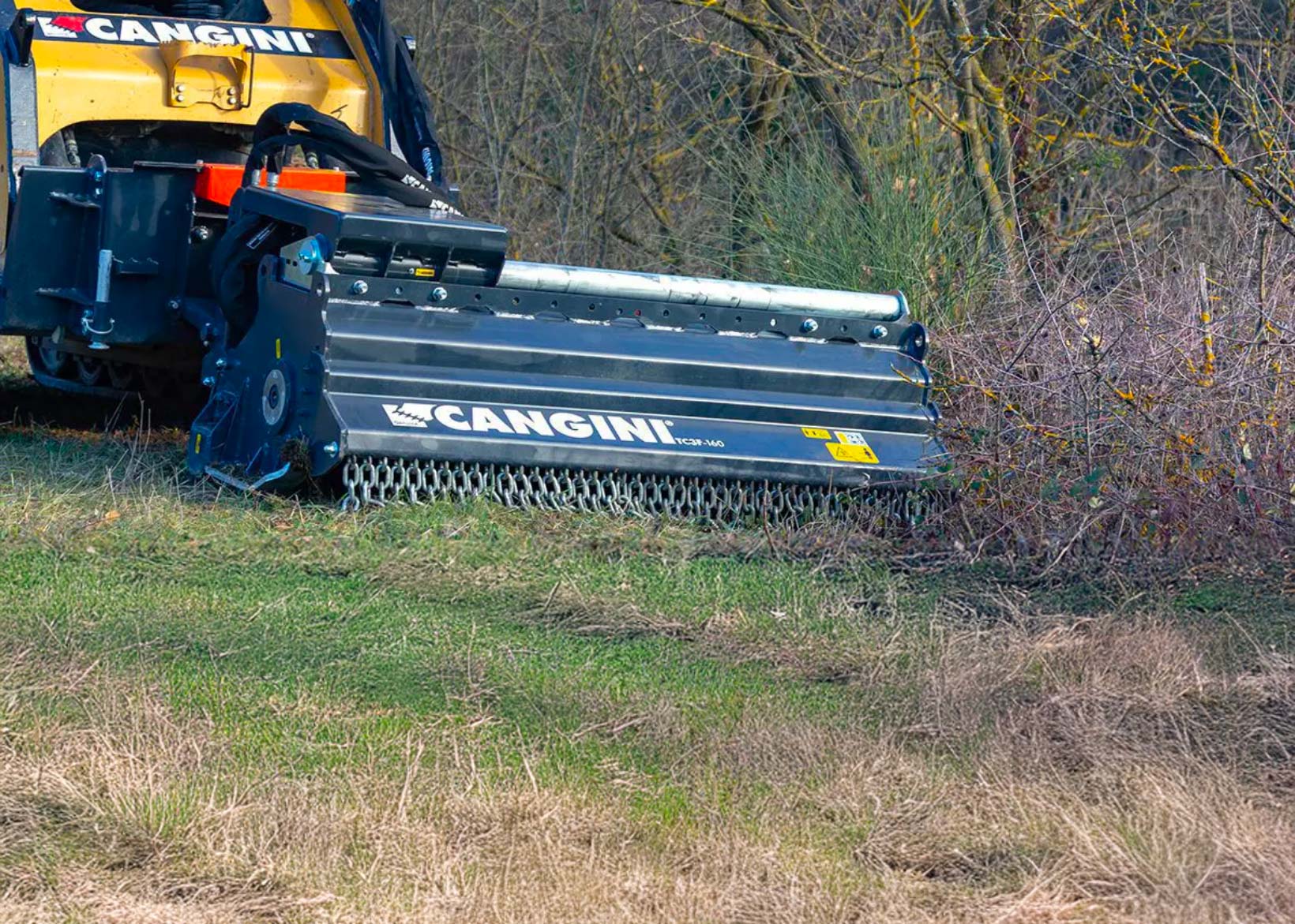 Testata trinciante Cangini installata su macchina operatrice durante un intervento di sfalcio e trinciatura della vegetazione.