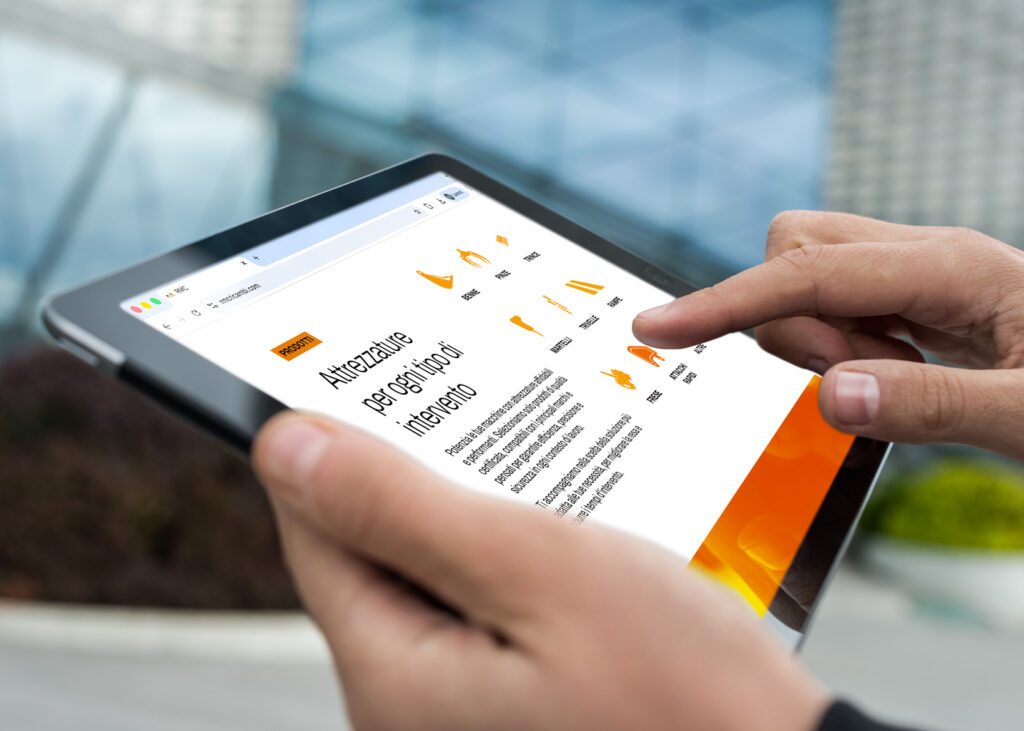 Utente consulta su tablet la sezione attrezzature del nuovo sito web RMC.