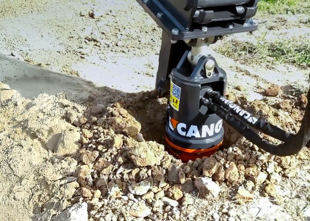 Dettaglio di trivella Cangini in funzione durante la perforazione del terreno.