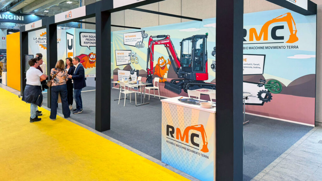 Stand RMC al SaMoTer 2026 di Verona con visitatori e area espositiva dedicata al movimento terra.