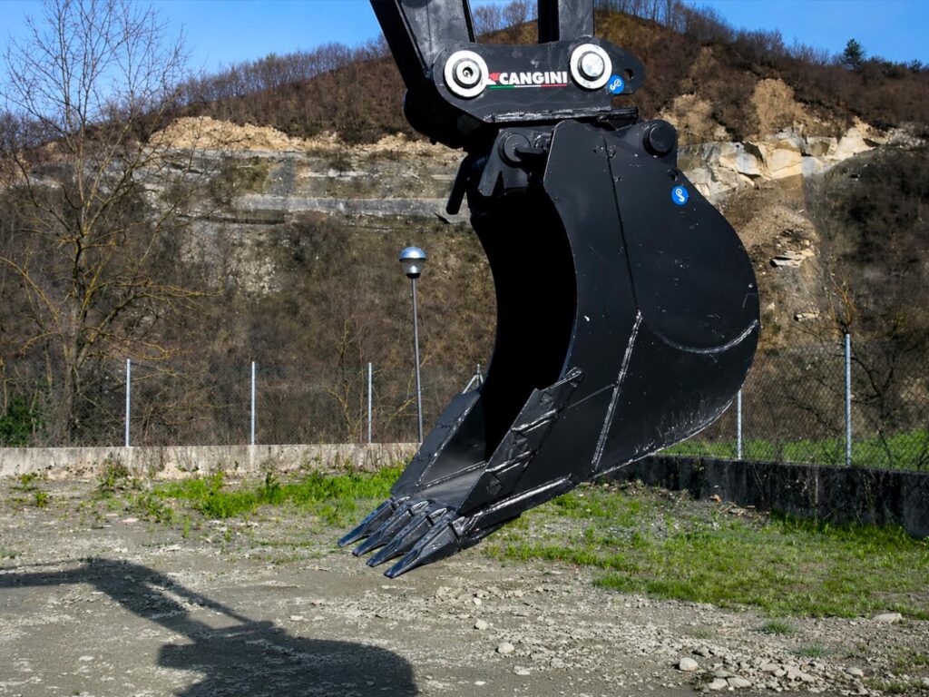 Benna da scavo Cangini per escavatore con denti sostituibili e struttura rinforzata in acciaio antiusura.