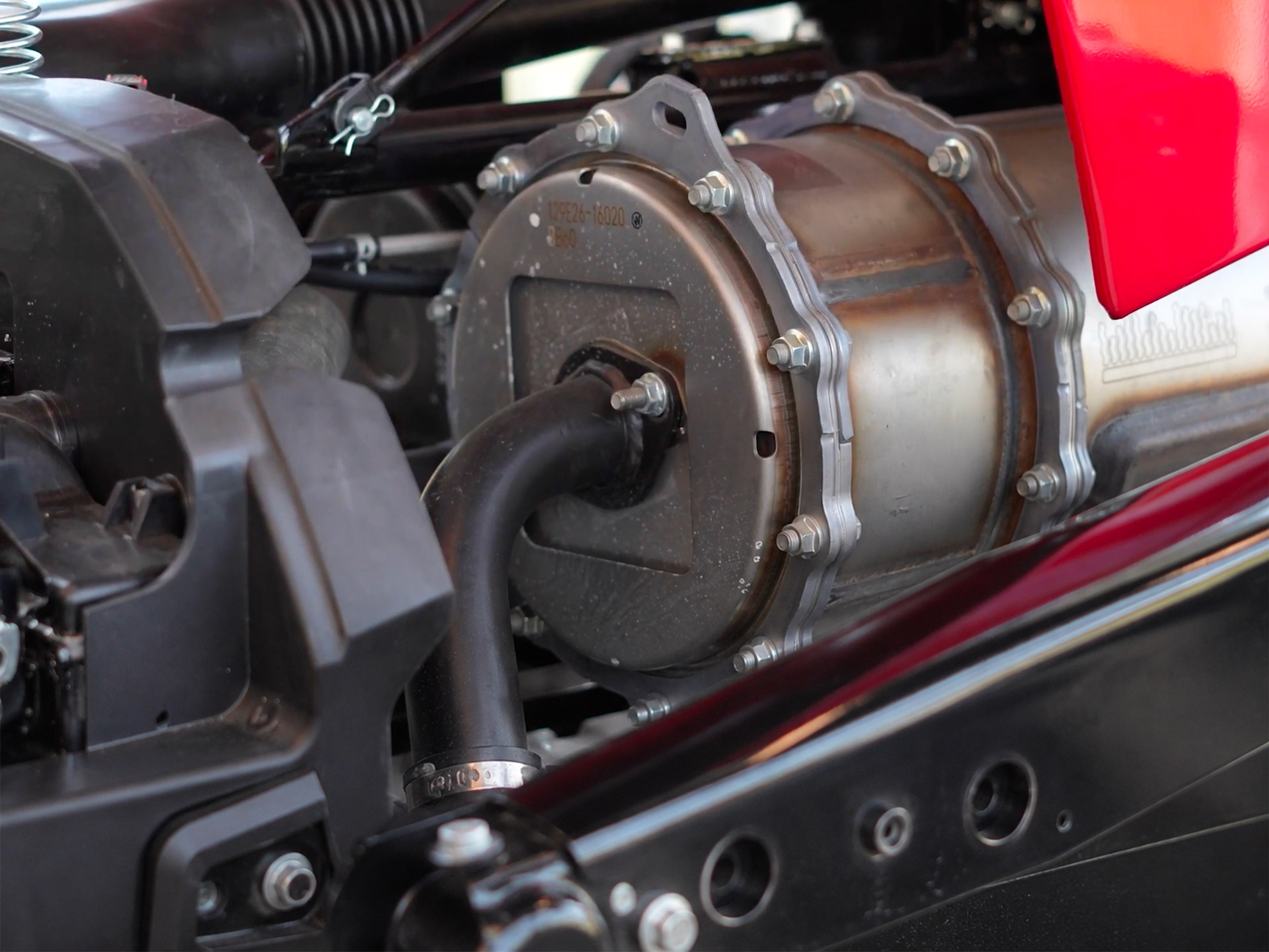 Dettaglio del filtro antiparticolato DPF installato sul motore di un escavatore Stage V.