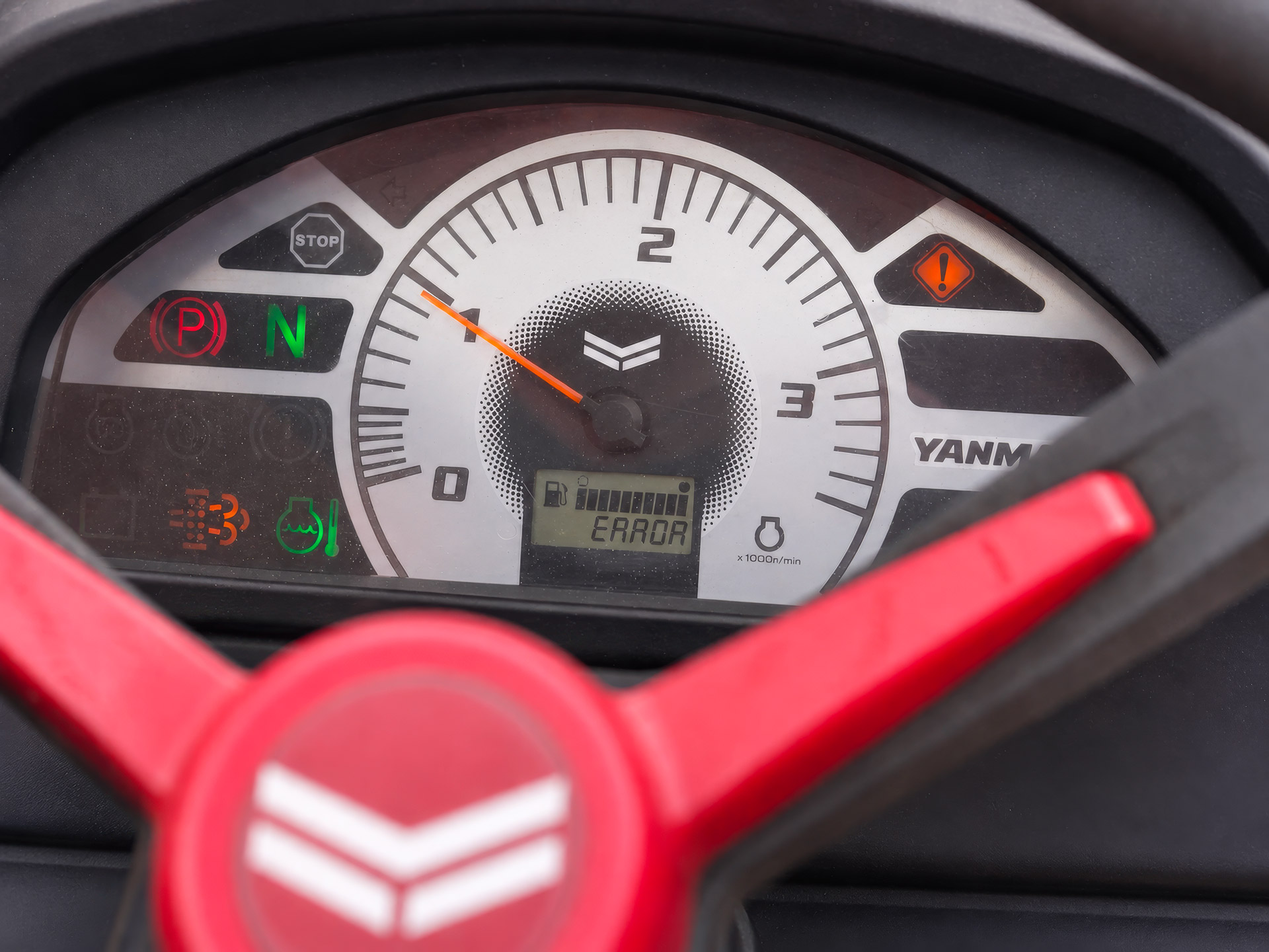Quadro strumenti di un escavatore con spia del filtro antiparticolato DPF e messaggio di errore visualizzato sul display.