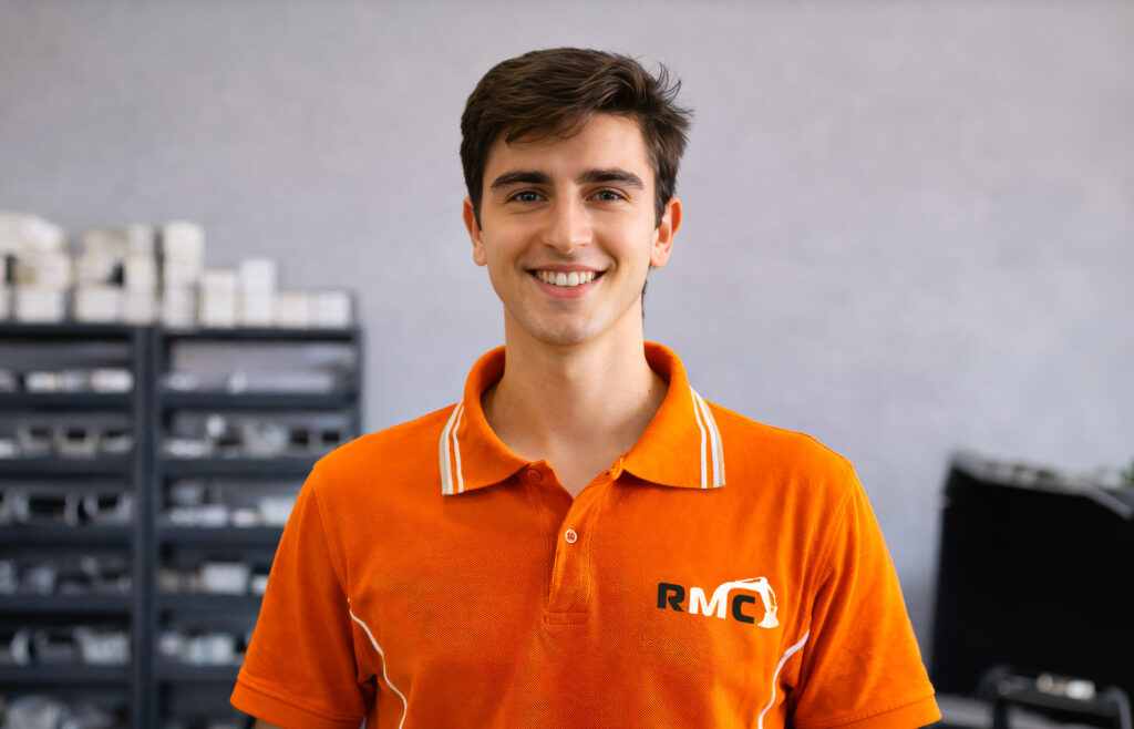 Alessandro Merlini, tecnico dell'officina RMC specializzato nell'assistenza e manutenzione di macchine movimento terra.