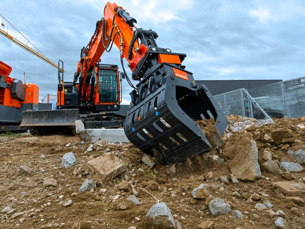 Pinza selezionatrice Cangini con rotazione idraulica continua a 360° al lavoro nella selezione di materiali da demolizione.