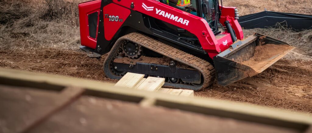 Minipala cingolata Yanmar impegnata in cantiere con dettaglio del sottocarro cingolato durante le operazioni di lavoro.