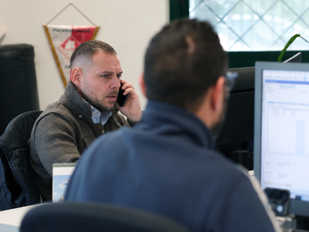 Personale RMC al lavoro in ufficio durante la ricerca e l’identificazione dei ricambi per macchine movimento terra.