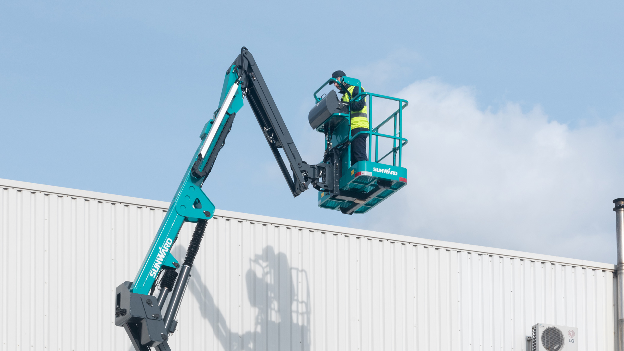 Piattaforma aerea elettrica Sunward SWA 16JE con braccio articolato sollevato e operatore al lavoro in quota.